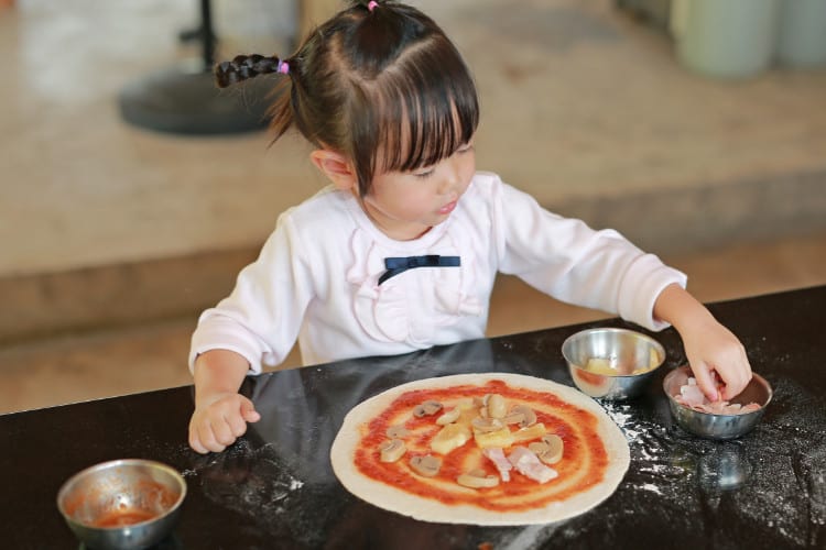 picky eaters making pizza