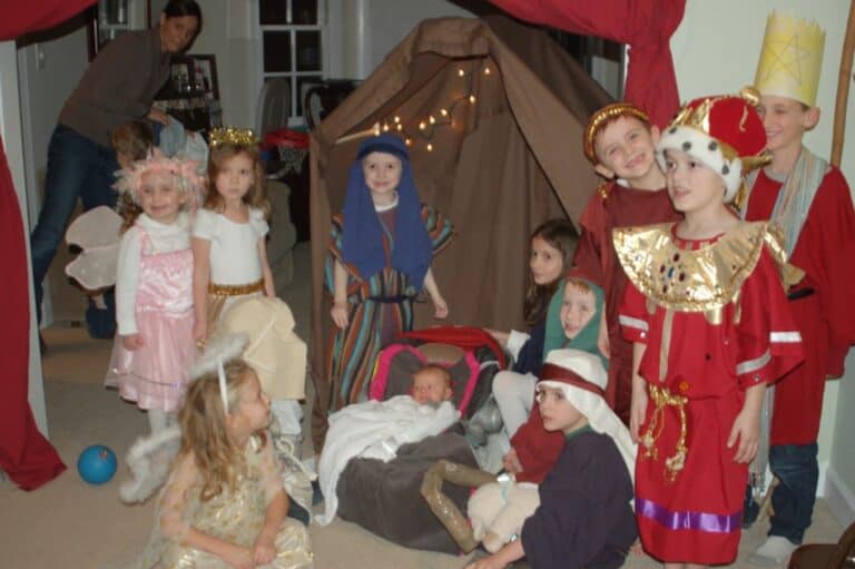 How to Plan a DIY Christmas Pageant for Families