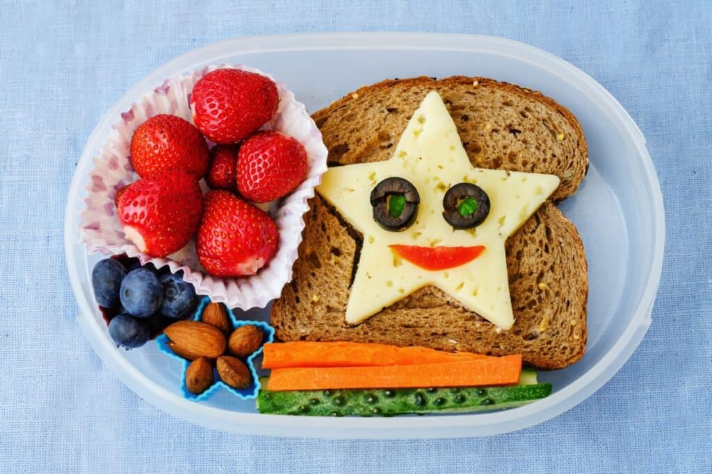 Create a appetizing lunch box