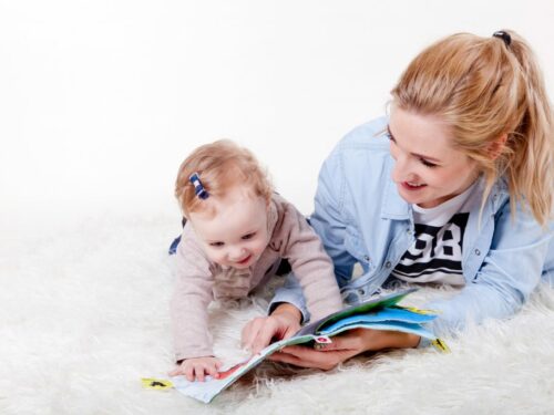 Laut Vorlesen hilft Kindern beim Lernen