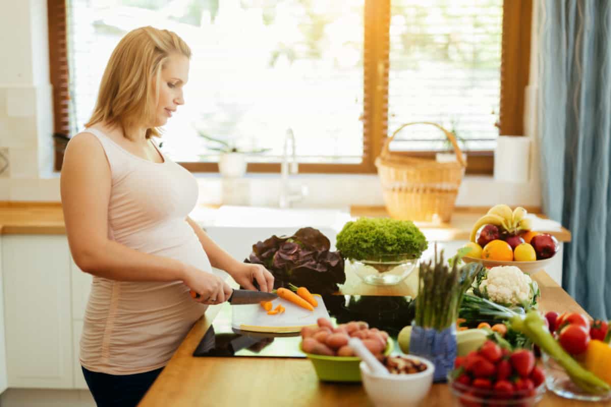 woman chopping pregnancy foods