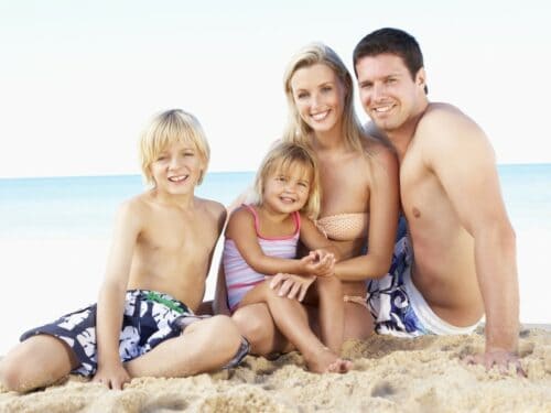 Familie im Sommerurlaub am Strand