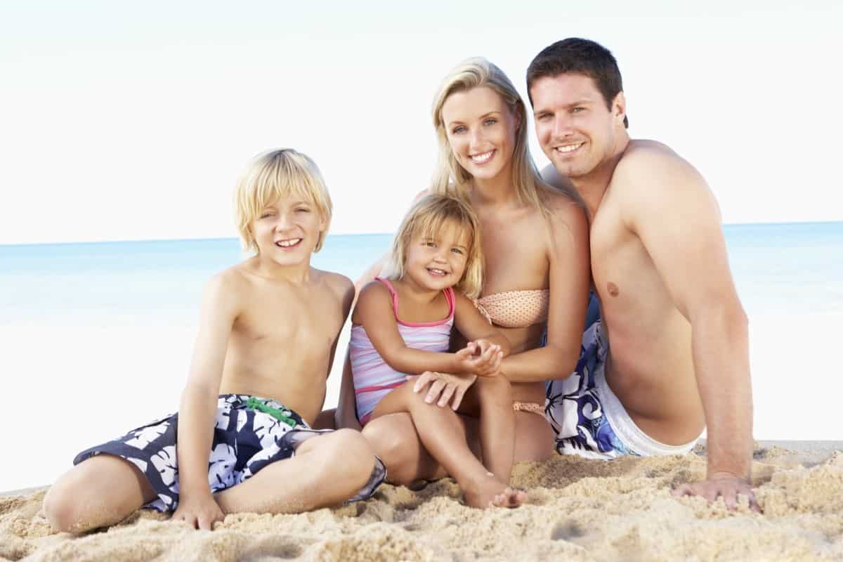Familie im Sommerurlaub am Strand
