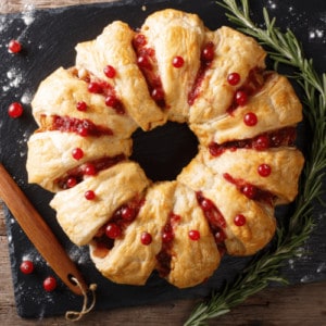 enjoy this delicious turkey cranberry wreath-- the perfect way to use Thanksgiving leftovers!