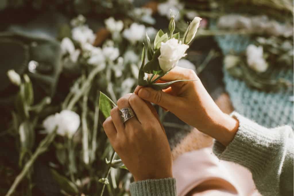 DIY wedding flowers white