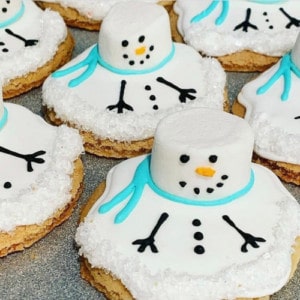 @sweetspartytreats melted snowman cookies 35 Best Christmas Cookie Exchange Recipe Ideas