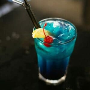 blue mermaid lemonade cocktail